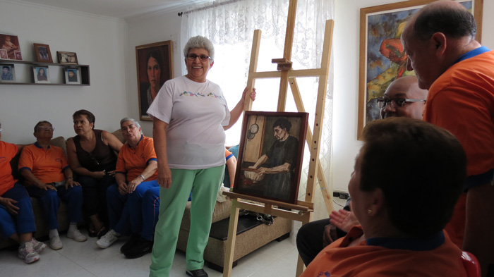 Mujer con Cuadro - Museos de Medellín